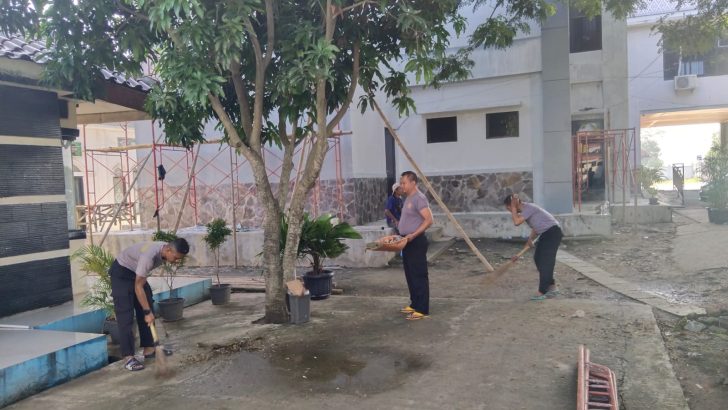 Anggota Sat Intelkam Polresta Tangerang melaksanakan kurve di lingkungan kantor Kecamatan Mekar Baru