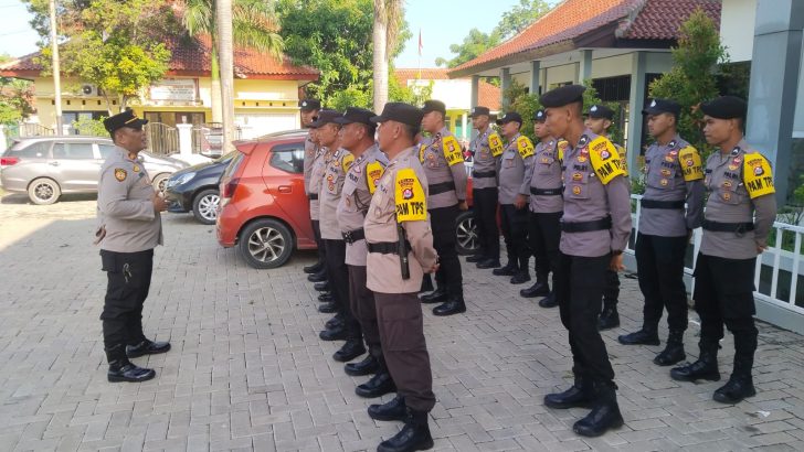 Anggota Sat Intelkam Polresta Tangerang melaksanakan Apel pengecekan personil Pengamanan Pemilu 2024 di Halaman Kantor Kecamatan Kronjo.