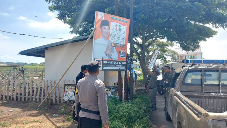 Anggota Sat Intelkam Polresta Tangerang bersama TNI dan Satpol PP Kec. Mekar Baru melaksanakan giat pendampingan Panwascam Mekar baru dalam rangka penertiban APK di masa tenang Pemilu 2024.