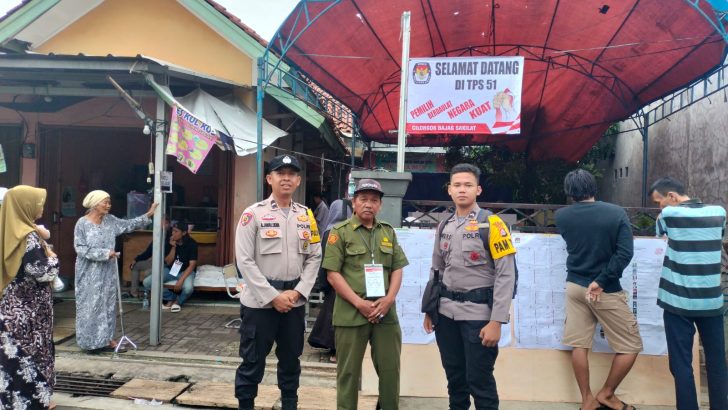 Aipda Asep Awaludin (anggota Siwas) Menghimbau Pemilih Untuk Tetap Menjaga Ketertiban di TPS 51 Sukamantri