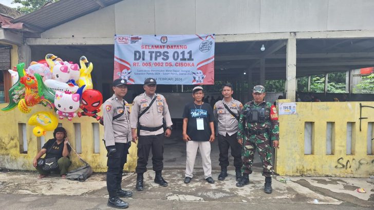 Brigadir Adrian (anggota Siwas) Menghimbau Pemilih Untuk Tetap Menjaga Ketertiban di TPS 11 Desa Cisoka