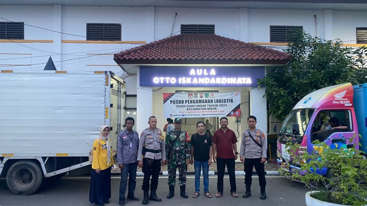 Pastikan Kotak Suara Aman Bhabinkamtibmas Polsek Mauk melaksanakan Pengawalan Kotak Suara dari PPS ke PPK