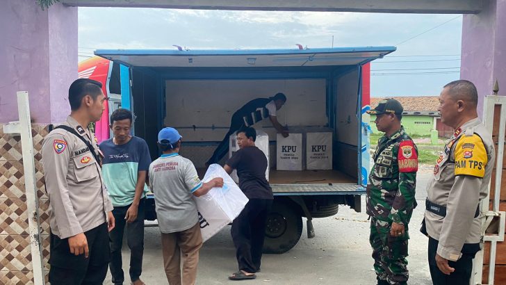 Pastikan Kotak Suara Aman Bhabinkamtibmas Bersama Babinsa Desa Tegal Kunir Kidul melaksanakan Pengawalan Kotak Suara dari PPS ke Gudang Logistik PPK Kecamatan Mauk
