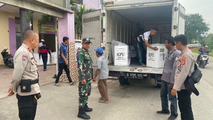 Bhabinkamtibmas Polsek Mauk melaksanakan Pengawalan Kotak Suara dari PPS ke PPK