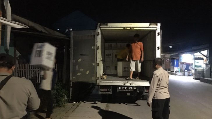 Personil Polsek Mauk Polresta Tangerang di Desa Margamulya Melaksanakan Kegiatan Pengamanan Kotak Suara