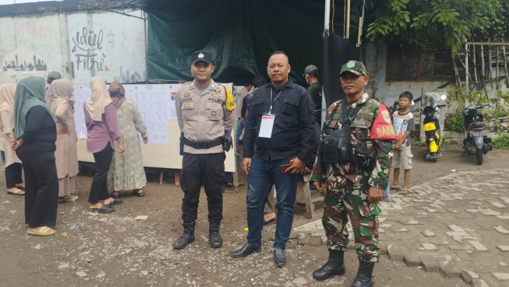 Personil Polsek Mauk Polresta Tangerang di Desa Margamulya Melaksanakan Kegiatan Pengamanan Kotak Suara