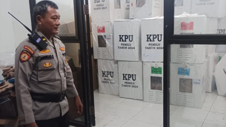 Bhabinkamtibmas Desa Margamulya Melaksanakan Kegiatan Pengamanan Kotak Suara