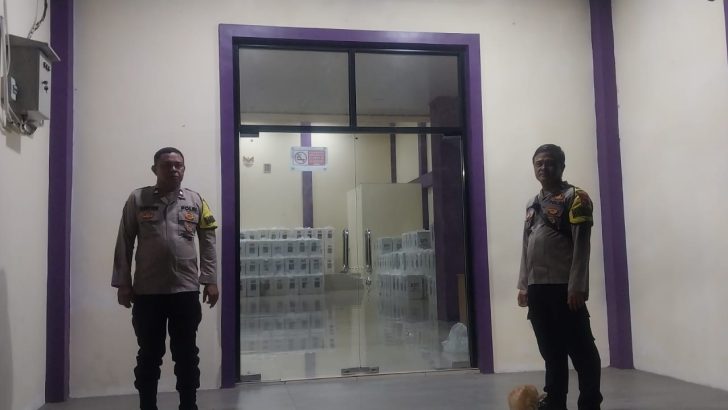 Tingkatkan Keamanan Personil Polsek Mauk Giat Penjagaan Surat Suara Di PPK Kecamatan Sukadiri
