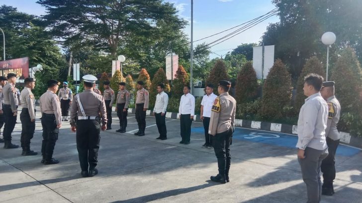 Anggota Sat Intelkam Polresta Tangerang melaksanakan Apel serah terima piket Fungsi di Halaman Mapolresta Tangerang