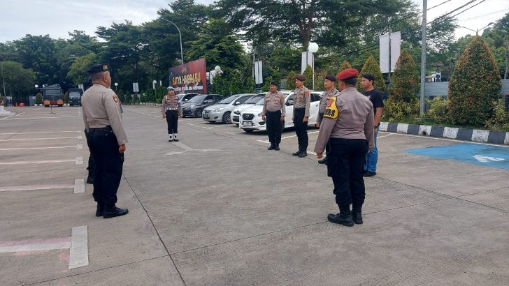 Anggota Sat Intelkam Polresta Tangerang melaksanakan Apel serah terima piket Fungsi di Halaman Mapolresta Tangerang
