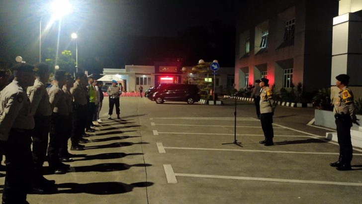 Anggota Sat Intelkam Polresta Tangerang melaksanakan Apel Malam piket Fungsi di Halaman Mapolresta Tangerang