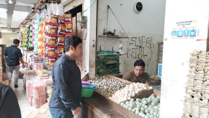 Anggota Sat Intelkam Polresta Tangerang melaksanakan pengecekan harga bahan pokok