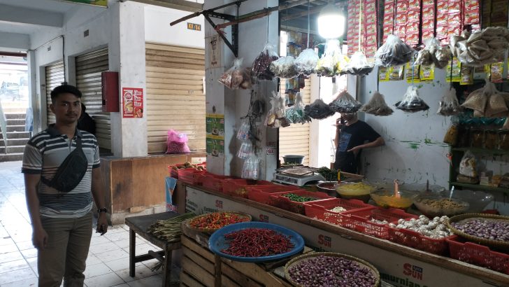 Anggota Sat Intelkam Polresta Tangerang melaksanakan pengecekan harga bahan pokok dalam rangka memastikan harga bahan pokok stabil mejelang Pemilu 2024