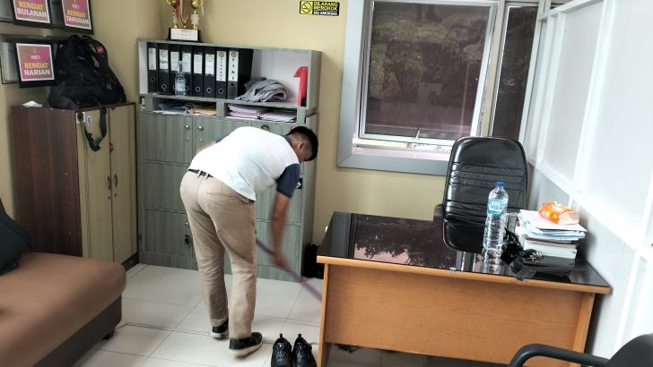 Anggota Sat Intelkam Polresta Tangerang Briptu Tidar melakukan kegiatan rutin kurvey atau bersih bersih ruangan