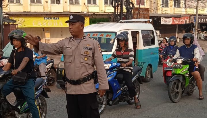 Pelayanan Pagi Hari, Polsek Cisoka Polresta Tangerang Laksanakan Gatur Lalin