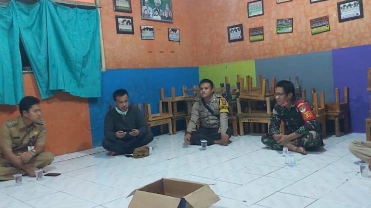 Bhabinkamtibmas Kunjungi Warga Masyarakat Rw 02 Desa Pekayon Sampaikan Pesan Kamtibmas