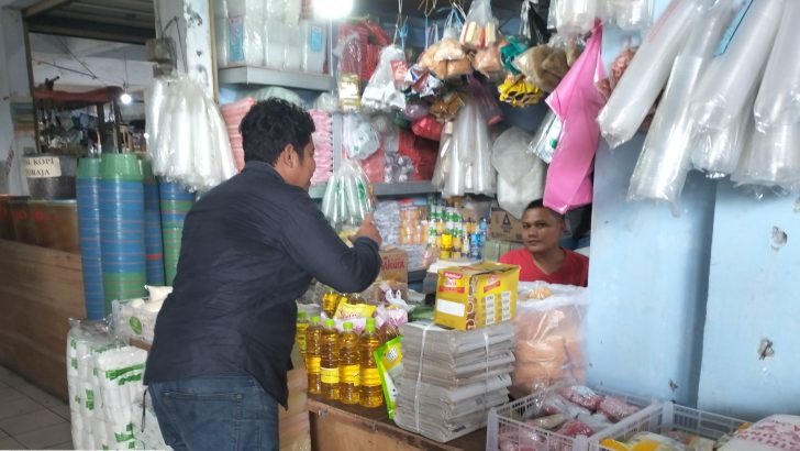 Anggota Sat Intelkam Polresta Tangerang  melaksanakan pengecekan harga bahan pokok dalam rangka memastikan harga bahan pokok stabil mejelang Pemilu 2024