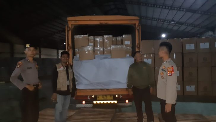 Anggota Siwas Polresta Tangerang Mengecek Pelaksanaan Pengamanan di Gudang Logistik KPU Kabupaten Tangerang-Banten.