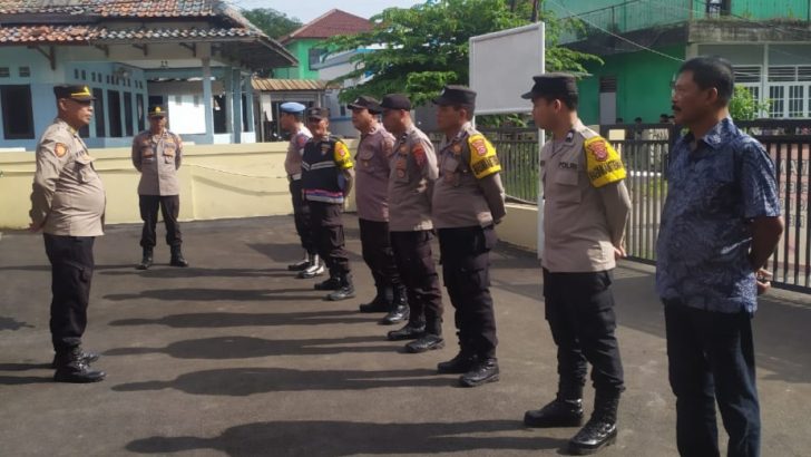 Mengawali tugas rutin, Kanit Samapta Polsek Kresek pimpin Apel Pagi di halaman Mapolsek Kresek.