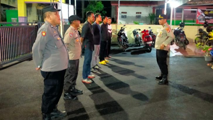 Melanjutkan tugas rutin, Pawas Polsek Kresek pimpin Apel Malam di halaman Mapolsek Kresek.