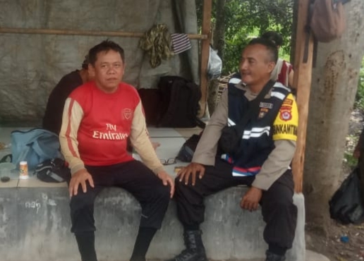Upaya pendekatkan diri kepada masyarakat, Polsek Kresek kunjungi warga di Desa dalam rangka Program Polisi RW.