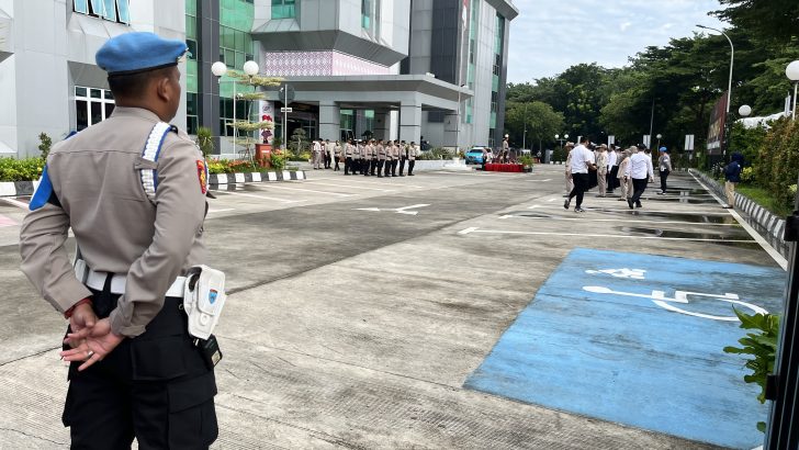 MELAKSANAKAN PENGECEKAN ANGGOTA PADA APEL PAGI POLRESTA TANGERANG