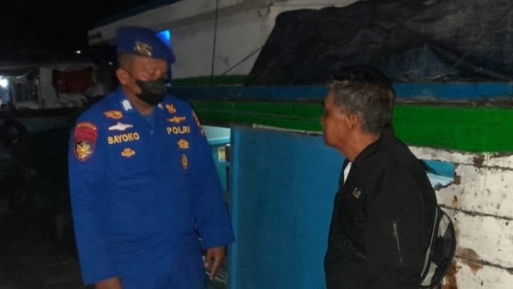 Patroli Malam Hari Di Dermaga Pelabuhan Tradisional Oleh Personel Sat Polairud Polresta Tangerang