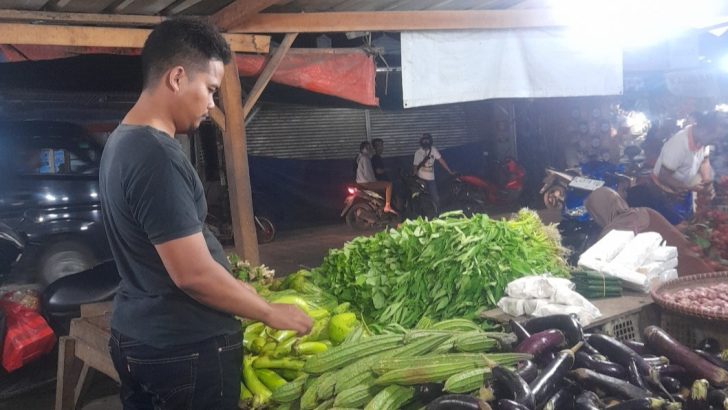 Anggota Sat Intelkam Polresta Tangerang Briptu Rijal Melaksanakan pengecekan harga bahan pokok dalam rangka memastikan harga bahan pokok stabil mejelang Pemilu 2024