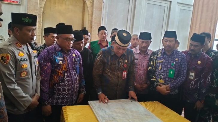 Menghadiri Peresmian Masjid Al Mak’mur Bumi Asri dan penandatangan Prasasti.