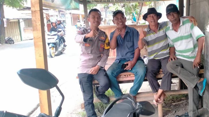 Babinkamtibmas Polsek Pasar Kemis Sambang untuk menjaga situasi kamtibmas yang kondusif.