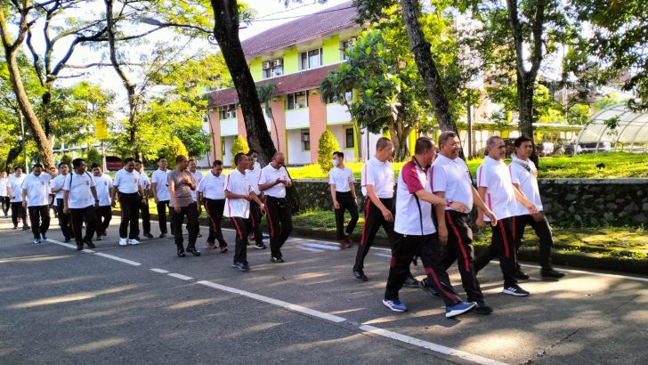 MENJAGA KESEHATAN DISELA-SELA KESIBUKAN TUGAS, PERSONEL SAT BINMAS MENGIKUTI OLAHRAGA BERSAMA