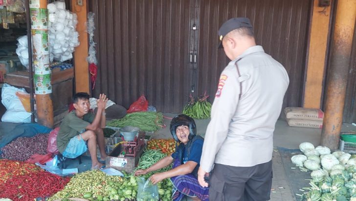 Patroli Sambang di Pasar Balaraja, Personil Satbinmas berikan himbauan kamtibmas kepada pengunjung pasar