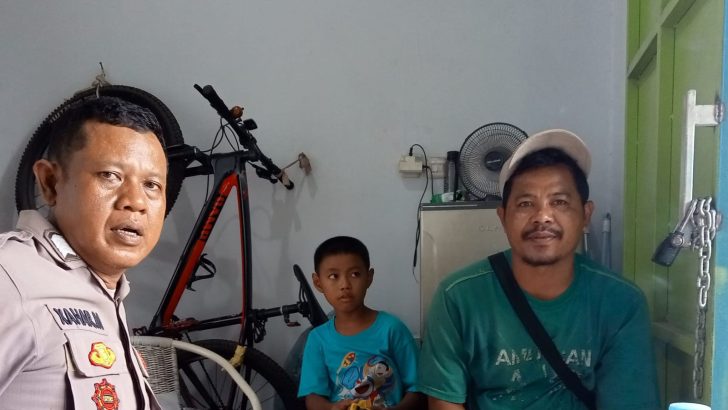 Bhabinkamtibmas desa pangadegan lakukan Sambang DDS di Desa, sebagai bentuk upaya Menjaga Kamtibmas.