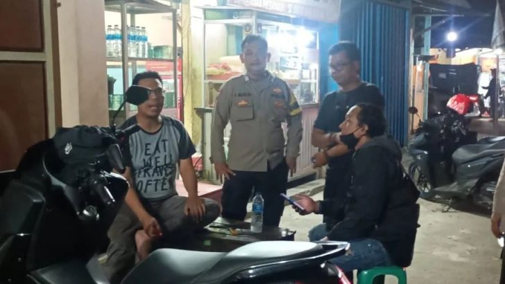 Anggota Bhabinkamtibmas Polsek Pasar Kemis Patroli Malam di Pertokoan Antisipasi Kejahatan
