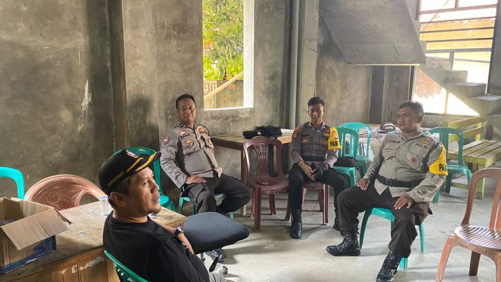 Anggota Satsamapta Polresta Tangerang Melaksanakan Pengamanan pemilu di Desa Ciakar Kecamatan Panongan