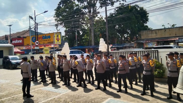 Anggota Satsamapta Polresta Tangerang Melaksanakan Pengamanan pemilu di Desa Gunung Kaler Kecamatan Gunung Kaler