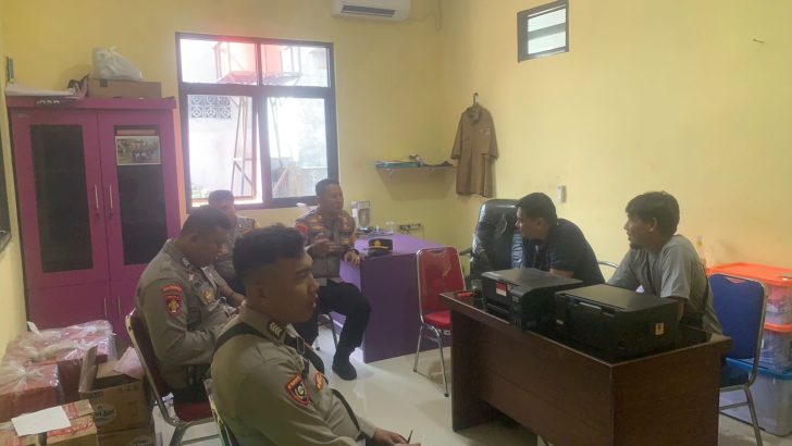 Anggota Satsamapta Polresta Tangerang Melaksanakan Pengamanan pemilu di Desa Kuta Baru Kecamatan Pasar Kemis