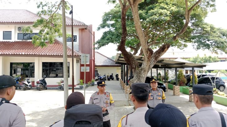 Anggota Satsamapta Polresta Tangerang Melaksanakan Pengamanan pemilu di Desa Tanjung Anom Kecamatan Mauk