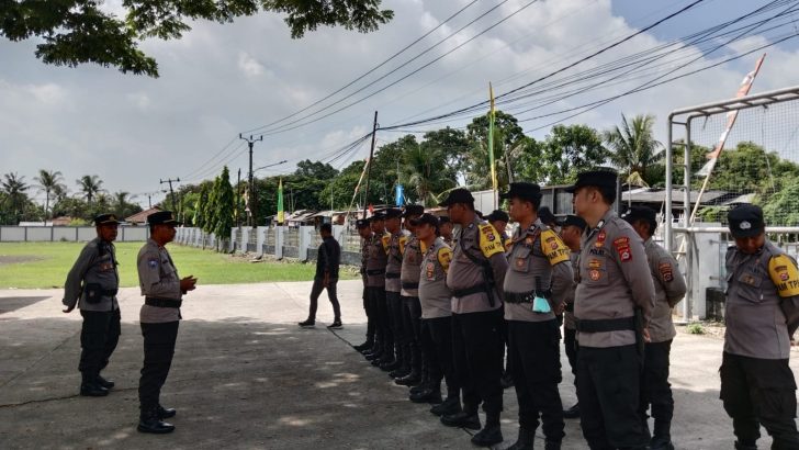 Anggota Satsamapta Polresta Tangerang Melaksanakan Pengamanan pemilu di Desa Mauk Barat Kecamatan Mauk