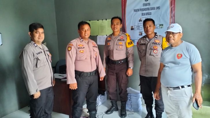 Anggota Satsamapta Polresta Tangerang Melaksanakan Pengamanan pemilu di Desa Cijeruk Kecamatan Mekar Baru