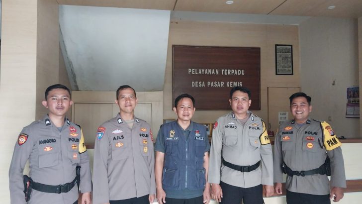 Anggota Satsamapta Polresta Tangerang Melaksanakan Pengamanan pemilu di Desa Cikasungka Kecamatan Solear