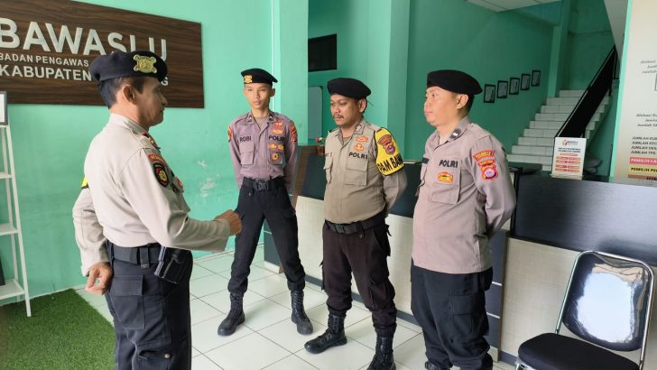 Ops Mantap Brata Anggota SatSamapta Melaksanakan Pengamanan 1×24 Jam di Bawaslu Menjelang Pemilu 2024