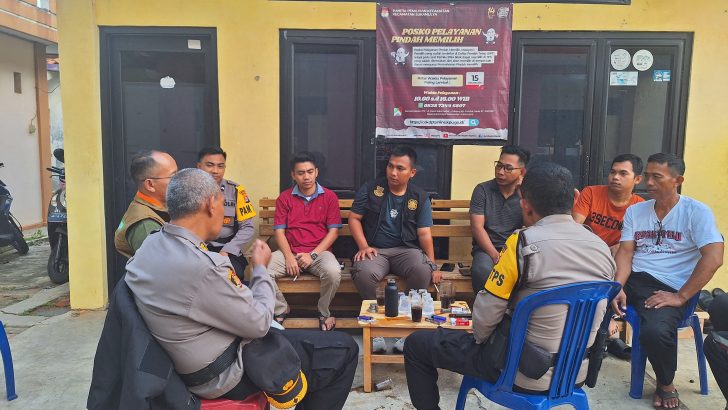 Waka Polsek Balaraja dampingi Pamatwil Pengecekan Personil Pos Pam TPS Desa. Sukamulya