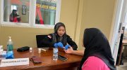 Pemeriksaan GDS, Asam urat, dan kolesterol kepada keluarga Anggota Polri di Klinik Bhayangkara Polresta Tangerang
