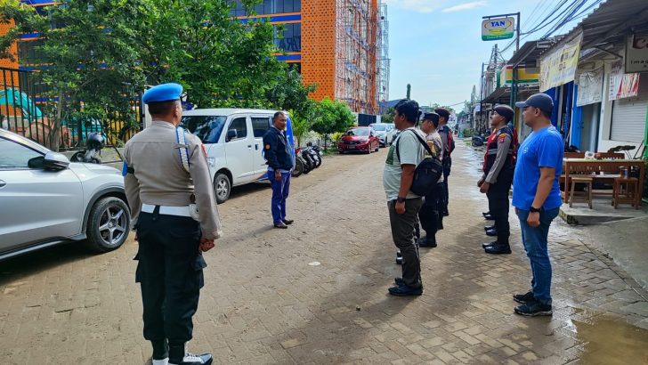ANGGOTA SIPROPAM MELAKSANAKAN PENGECEKAN PETUGAS PAM KEBERANGKATAN ALIANSI MAHASISWA KAB. TANGERANG