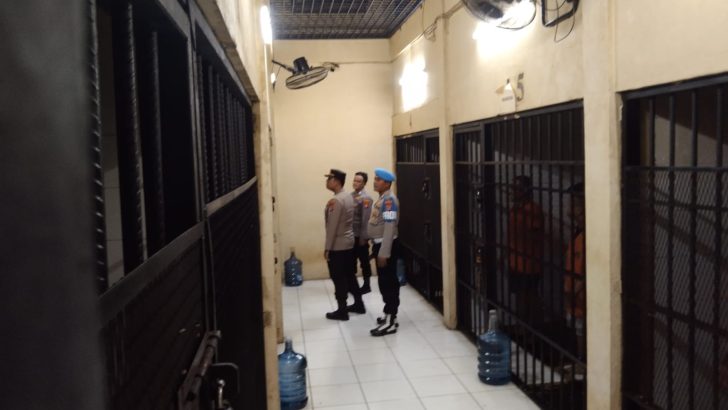 PENGECEKAN RUANG TAHANAN POLRESTA TANGERANG PADA MALAM HARI OLEH PIKET SIPROPAM POLRESTA TANGERANG
