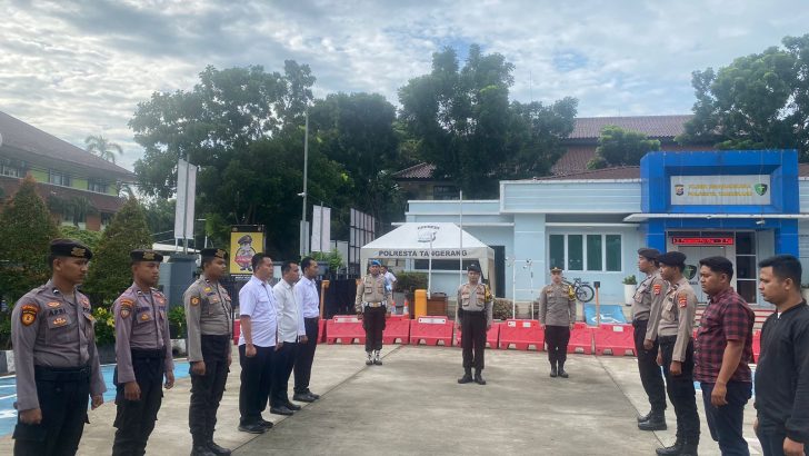 ANGGOTA SIPROPAM POLRESTA TANGERANG MELAKSANAKAN PENGAWASAN SERAH TERIMA TUGAS PIKET