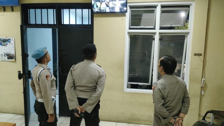 PENGECEKAN MALAM PADA CCTV RUANG TAHANAN POLRESTA TANGERANG OLEH PIKET SIPROPAM POLRESTA TANGERANG