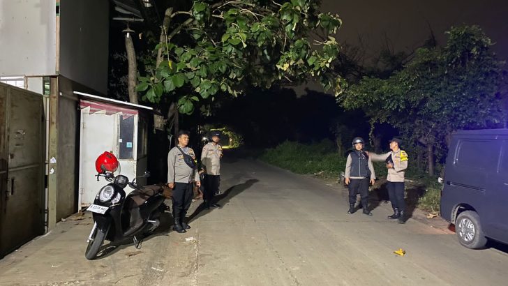 Personil Piket Fungsi Polsek Rajeg Polresta Tangerang melaksanakan kegiatan rutin Patroli mobile pada malam hari antisipasi tindak kejahatan.
