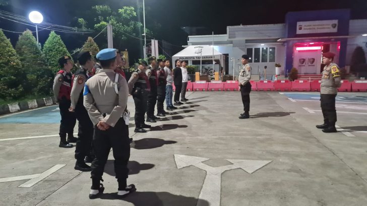 SIPROPAM MELAKSANAKAN PENGECEKAN APEL MALAM PIKET FUNGSI POLRESTA TANGERANG